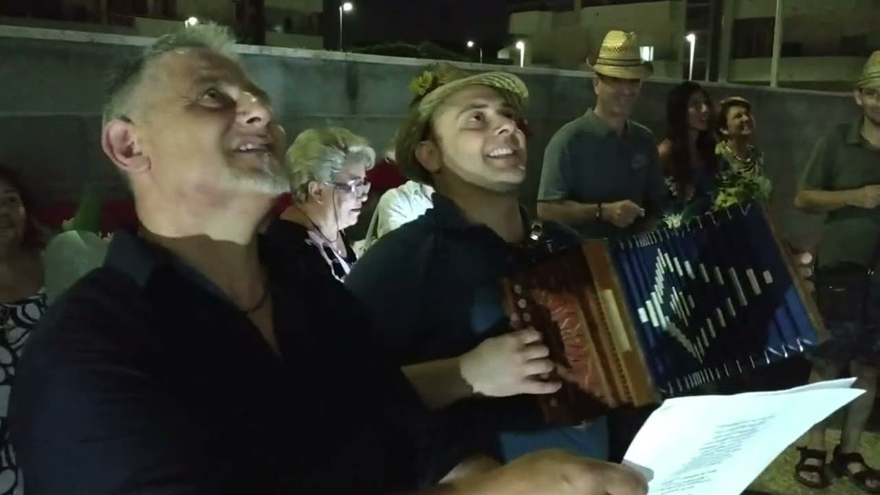 Un fochese dedica la “Serenata della Partenza” alla sposa