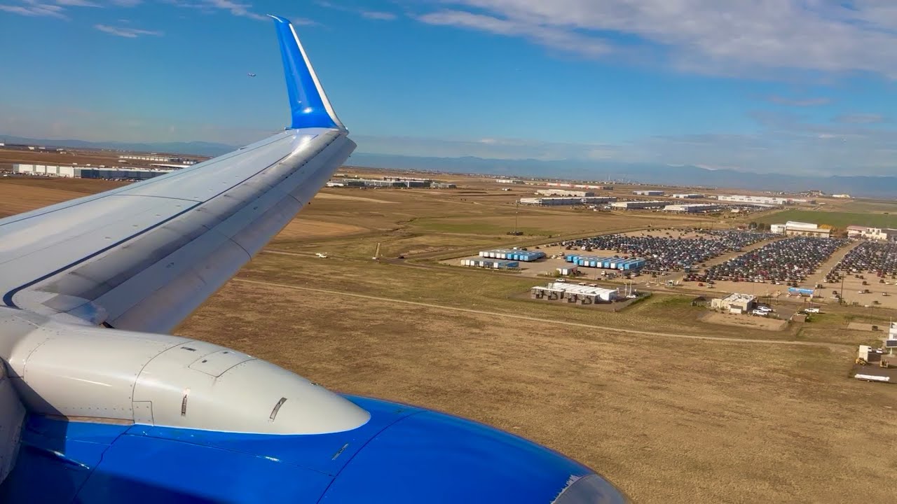 Blue sky Denver landing - United Airlines - Boeing 737-900(ER)