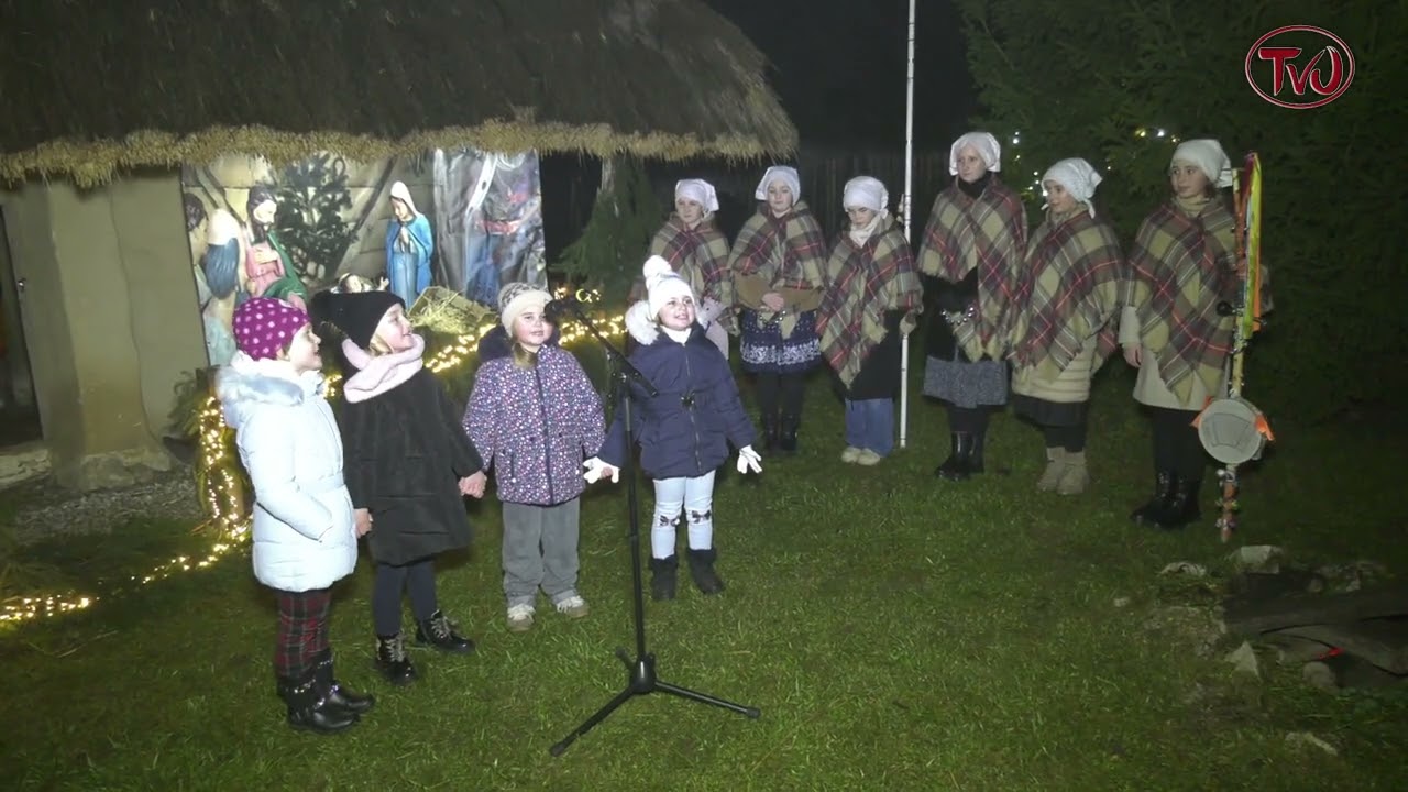Vianočný večierok pri slámenom domčeku