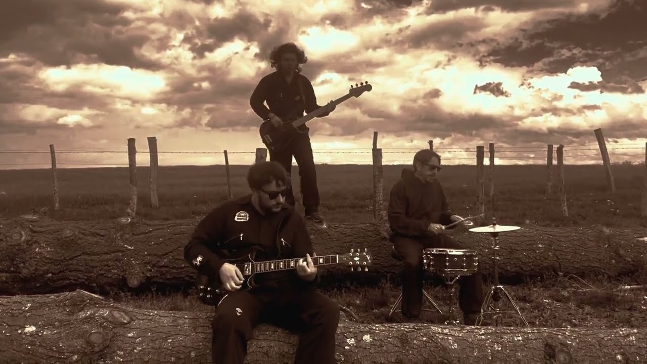 The Cracked Heads - Baby Please Don't Go (Official Video)