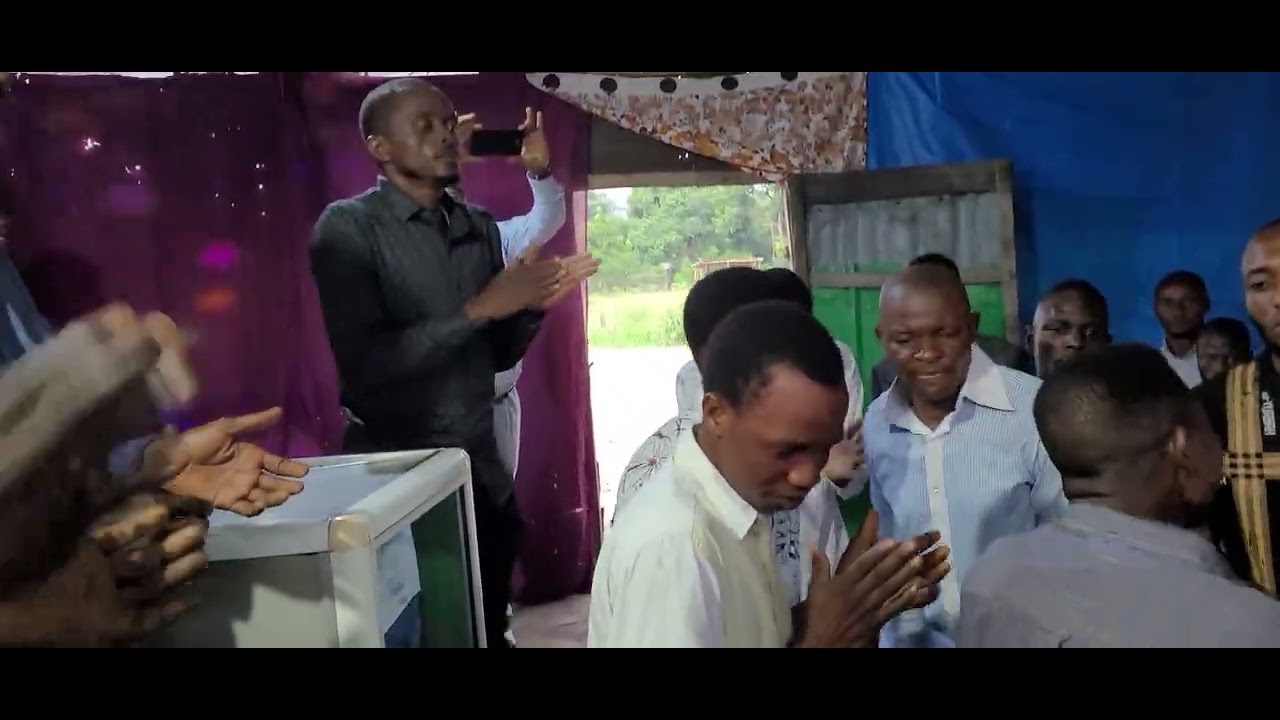 Esym Mangengenge YeHoshWaH ah MaHshYaH le Redempteur