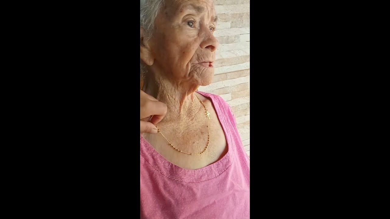 A v&oacute; sabe disfar&ccedil;ar pra fugir de uma tarefa. #vov&oacute; #engra&ccedil;ada #Com&eacute;dia #viral #familia