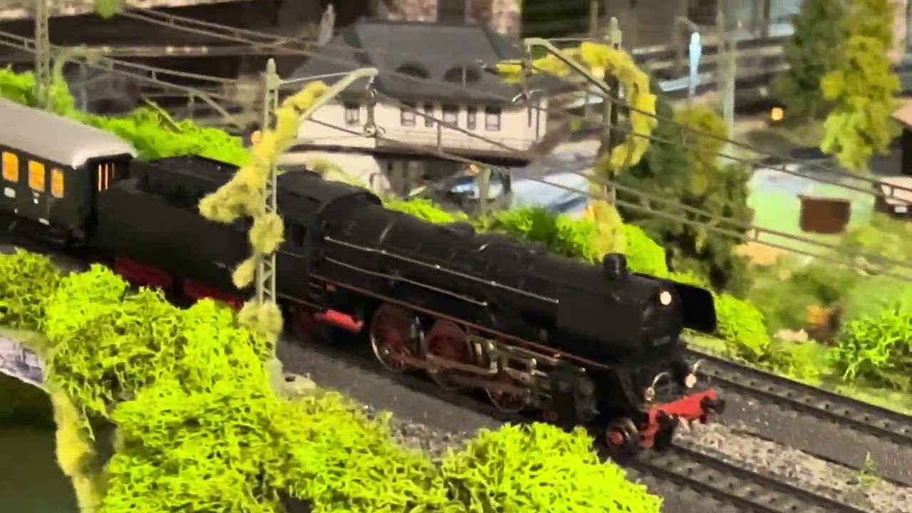 Märklin H0: Tageslichtfahrt: BR01, V200, DSB E991, SNCB Reihe 1