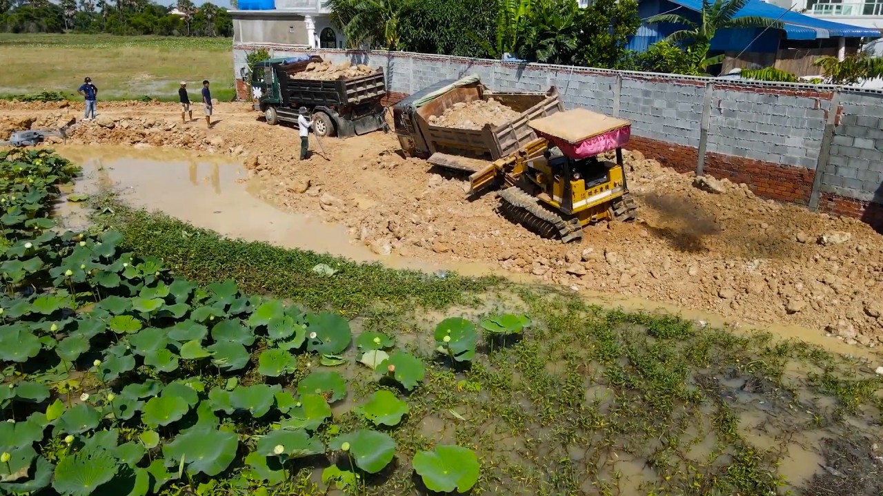 Be Careful​​ Dump Truck Transport Soil Imprisoned in Deep Hole, Rescue by Dump Truck and Bulldozer