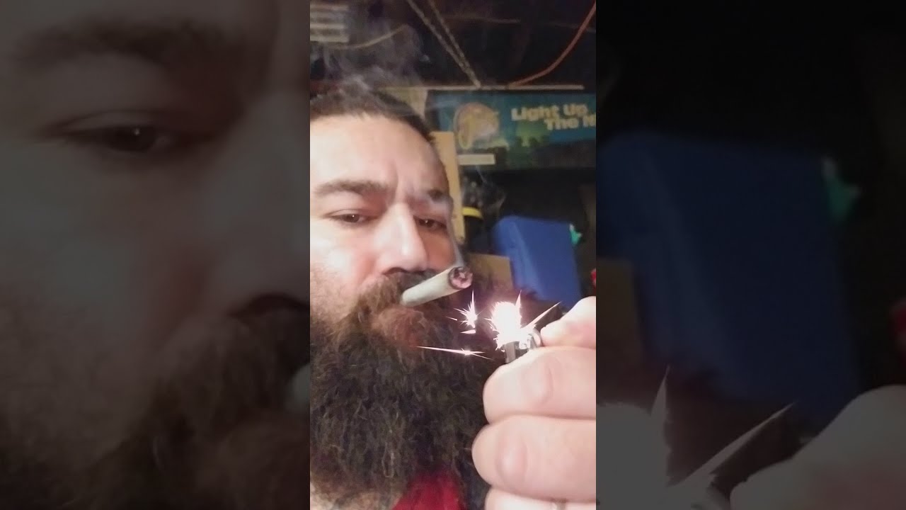 7 gram joint . Roll white boys king size