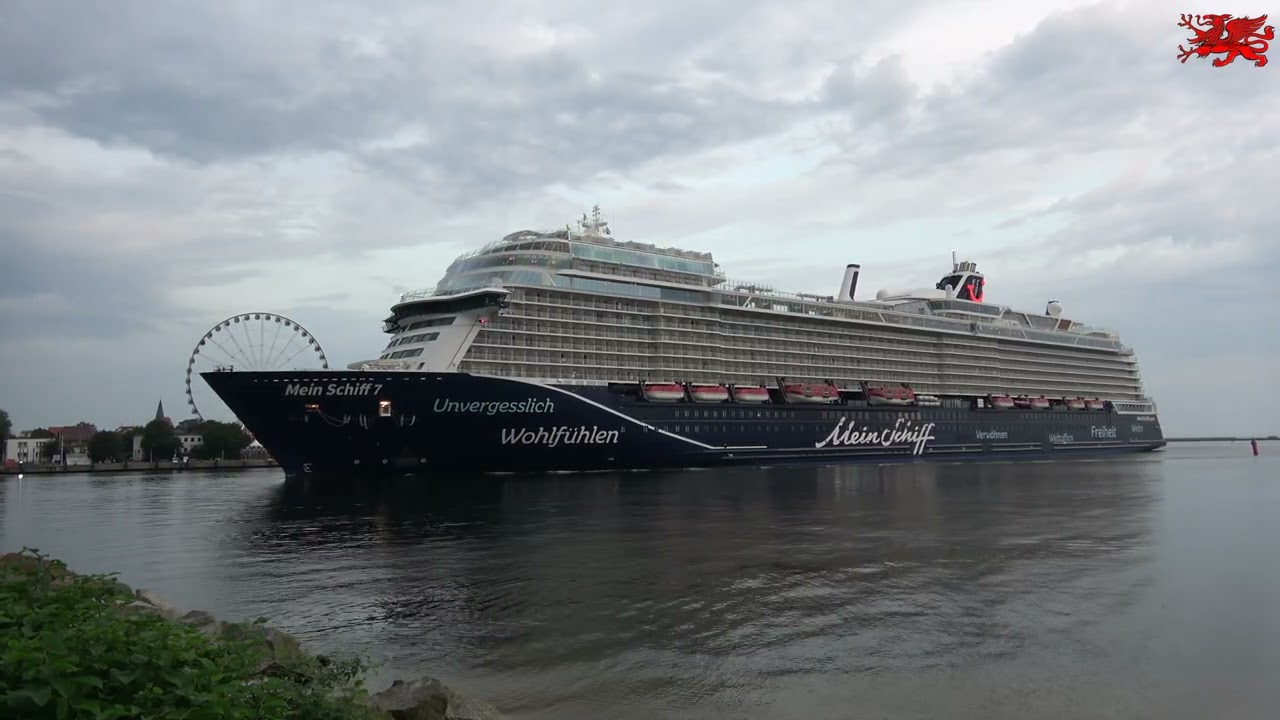 15.08.2025 Warnemünde: Das Kreuzfahrtschiff „Mein Schiff 7“ beim Einlaufen am Molenfeuer um 6 Uhr.