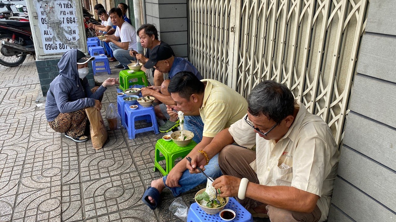 Quán hủ tiếu 30 năm không mua sắm bàn, được tặng cũng không nhận vì lý do lạ đời này
