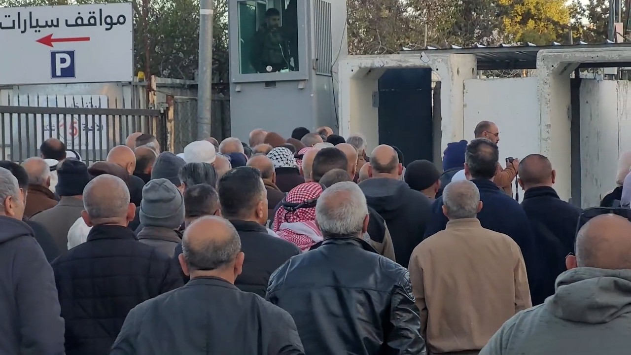 مصلون يعبرون حاجز بيت لحم للصلاة في المسجد الأقصى وسط إجراءات مشددة في الجمعة الأولى من شهر رمضان