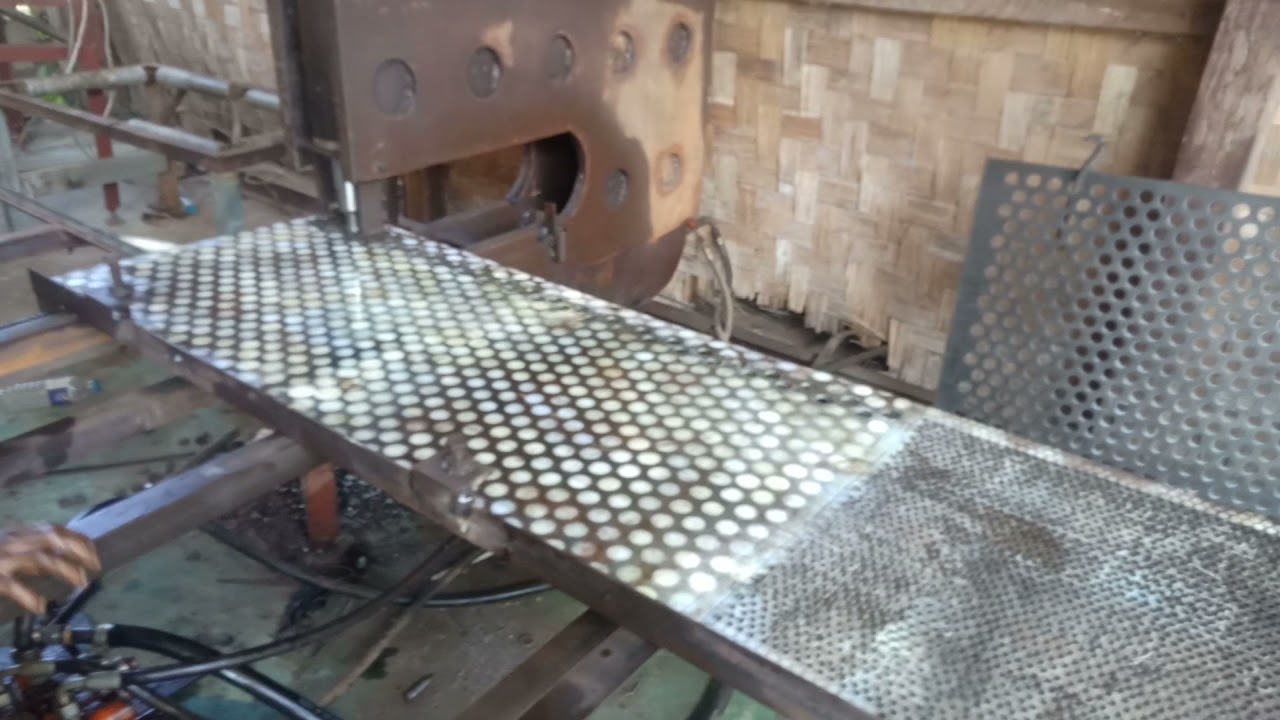 Crusher screen plate punching