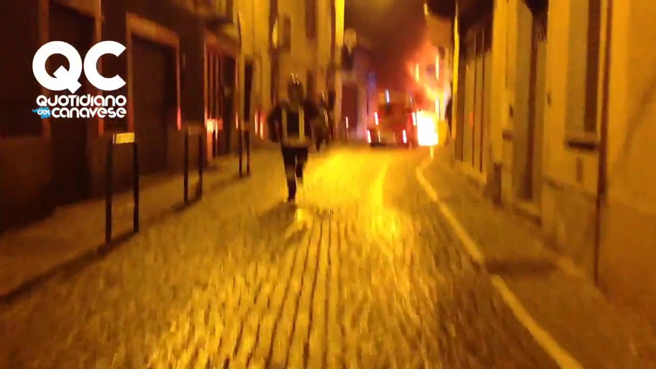 CASTELLAMONTE - auto a fuoco in pieno centro intervento dei vigili del fuoco