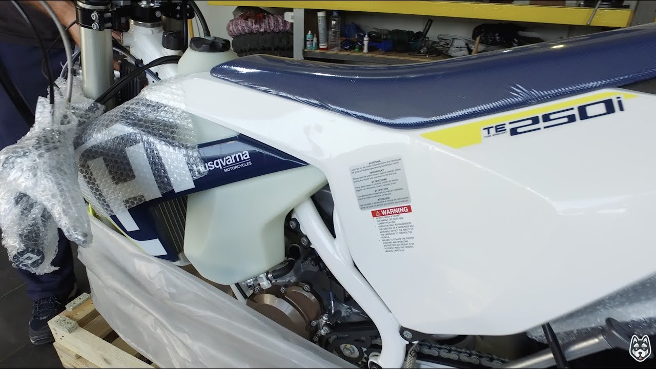 Husqvarna TE 250i unboxing video - Fuel injected 2 stroke TPI