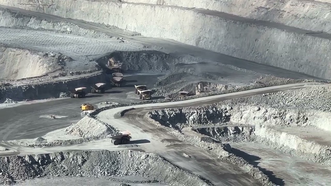 Kalgoorlie Super Pit: Super Busy Gold Miners