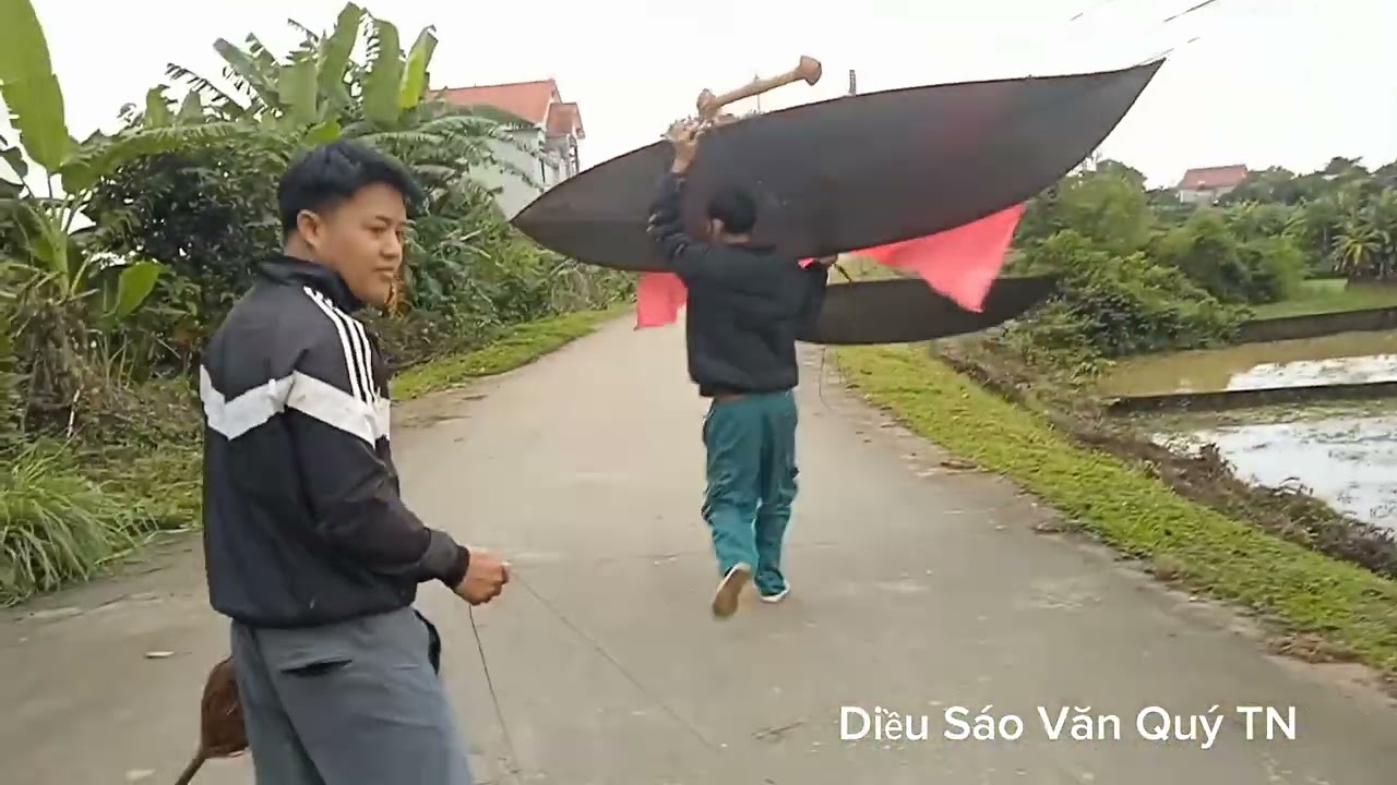Thanh niên mới chơi diều thử sáo mới tí toang