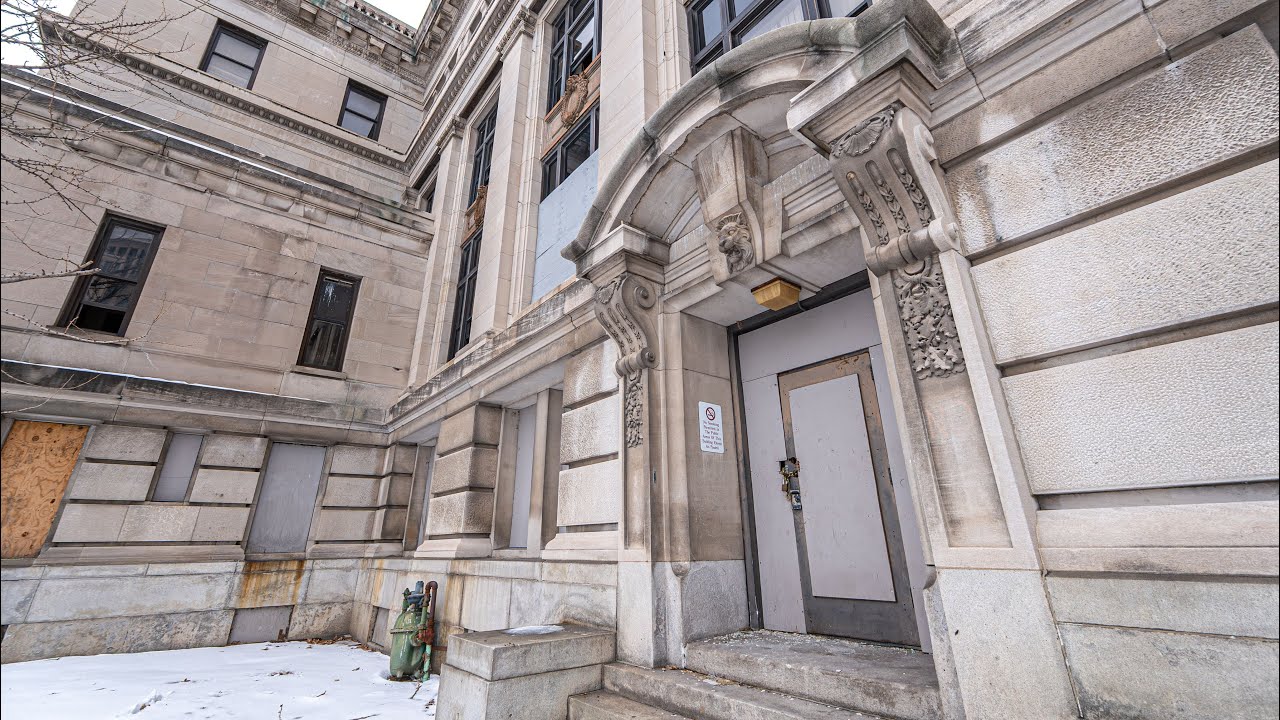 Exploring a Historic Abandoned Courthouse