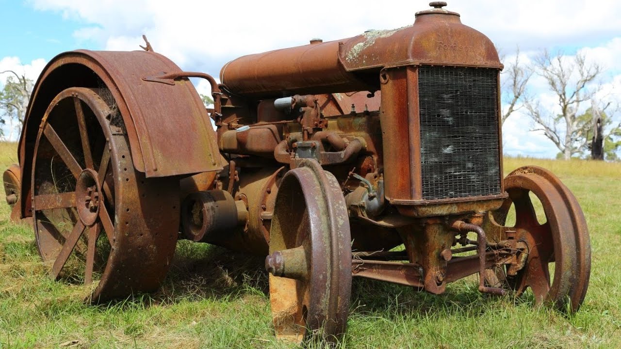 Old FORDSON diesel TRACTOR ENGINES Cold Starting Up and Sound