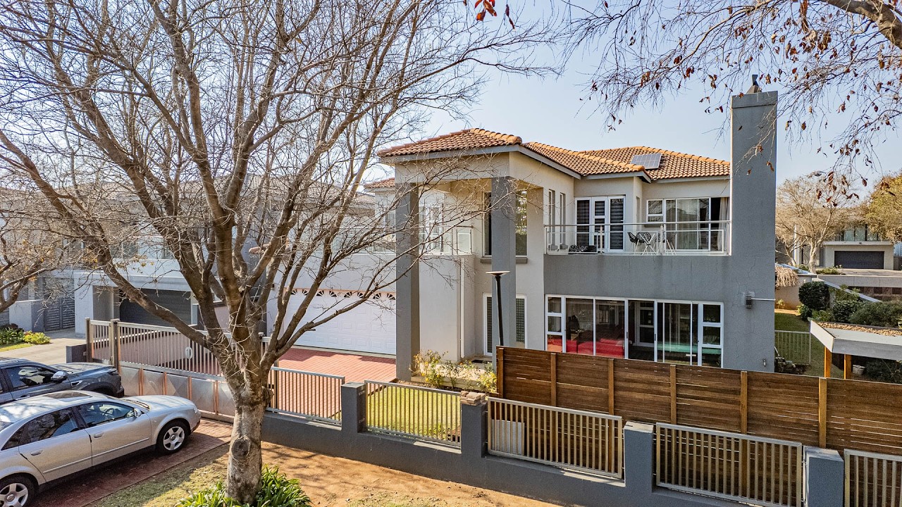 Luxury Living in La Como Estate: Spacious Home with Splash Pool