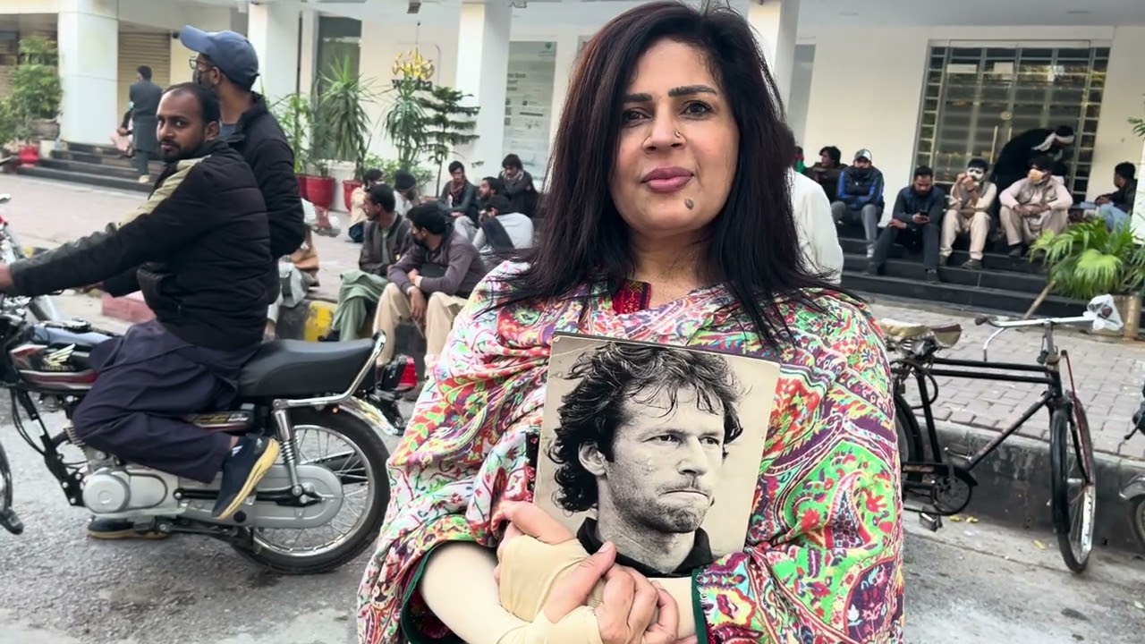PTI FEMALE WORKERS IN FINAL CALL OF IMRAN KHAN