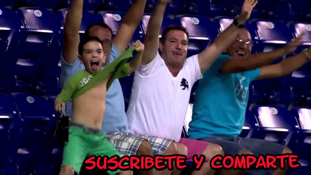 Niño sorprende con eufórico baile en partido de béisbol