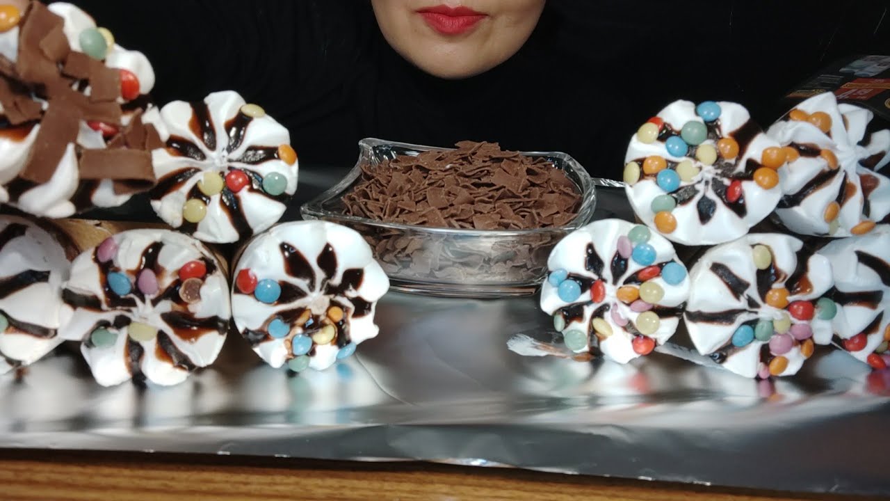 Mukbang ice cream with chocolate |Asmr Food|موکبانگ بستنی قیفی با شکلات تیکه ای