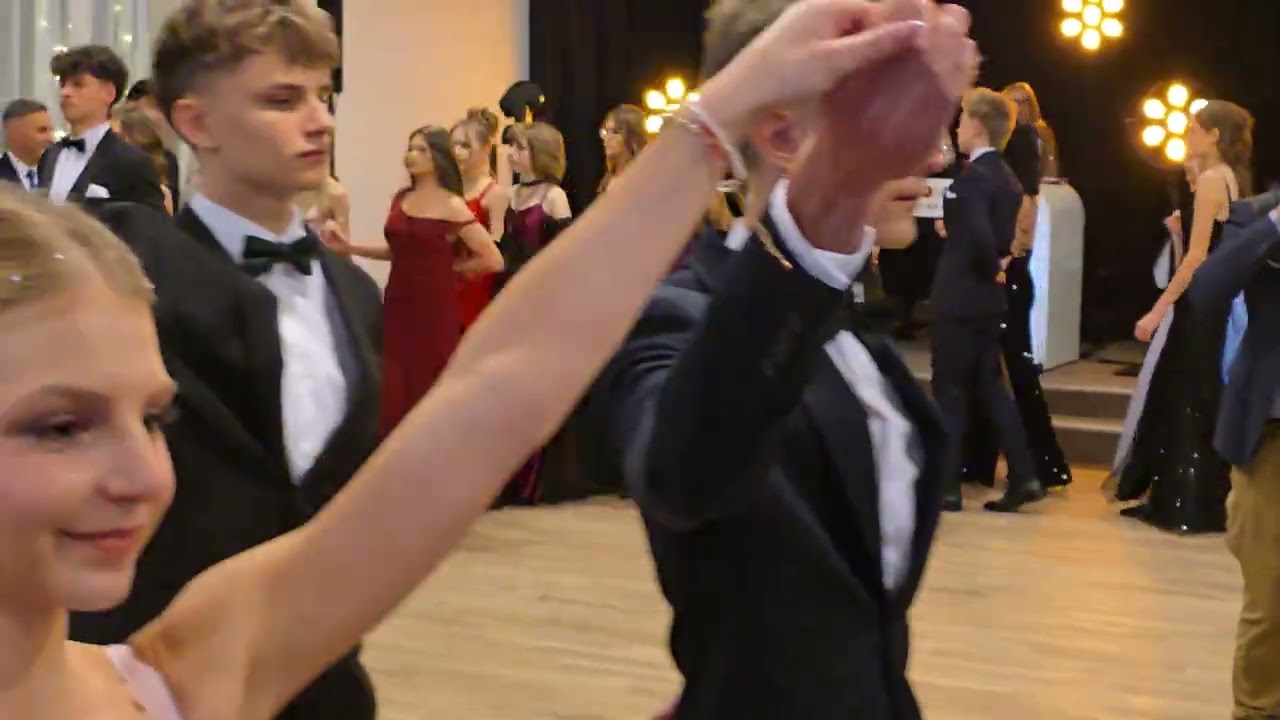 Studniówkowy polonez maturzystów  z I Liceum Ogólnokształcącego im. Jana Kasprowicza w Świdnicy