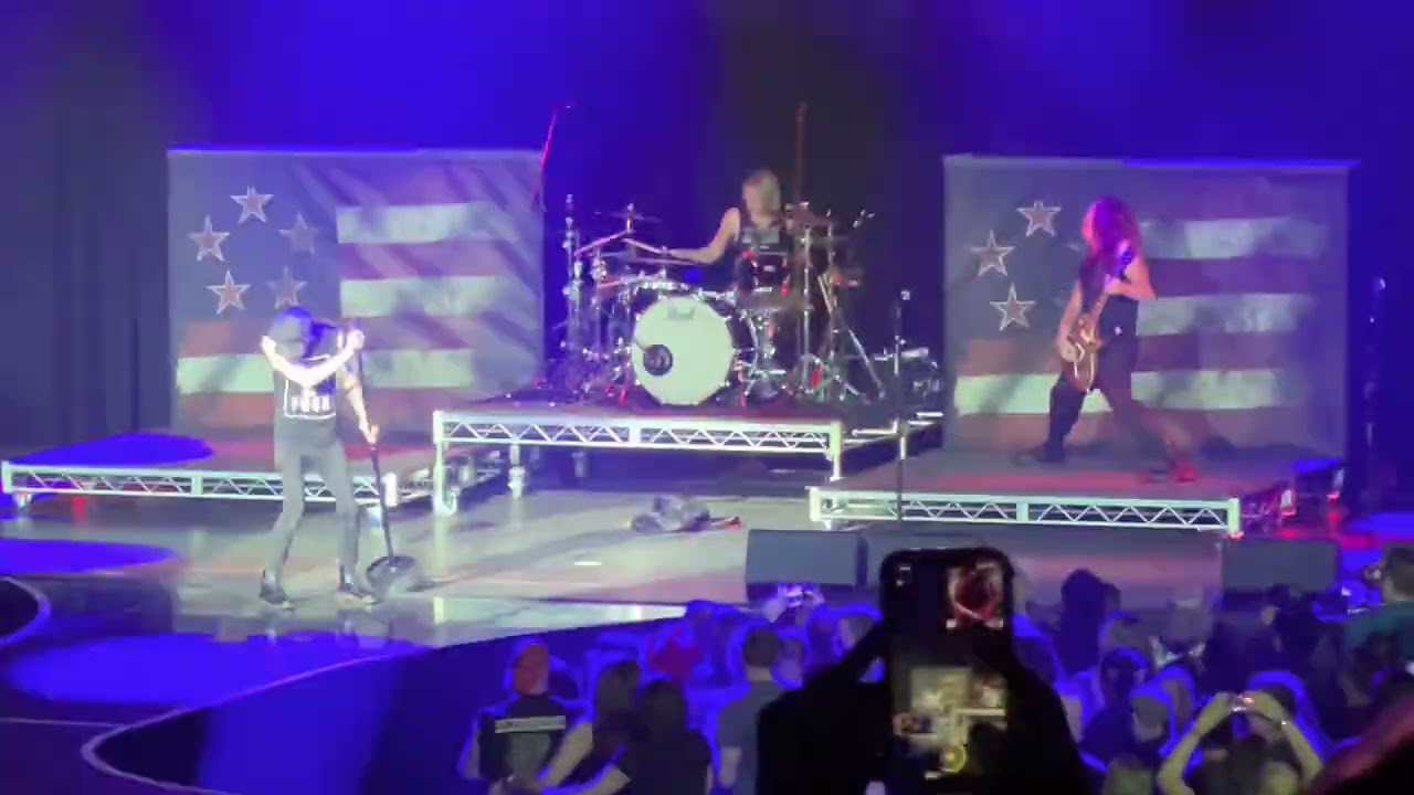 Skid Row - “Livin’ On A Chain Gang” & “Monkey Business”, live in Las Vegas (4/3/22)