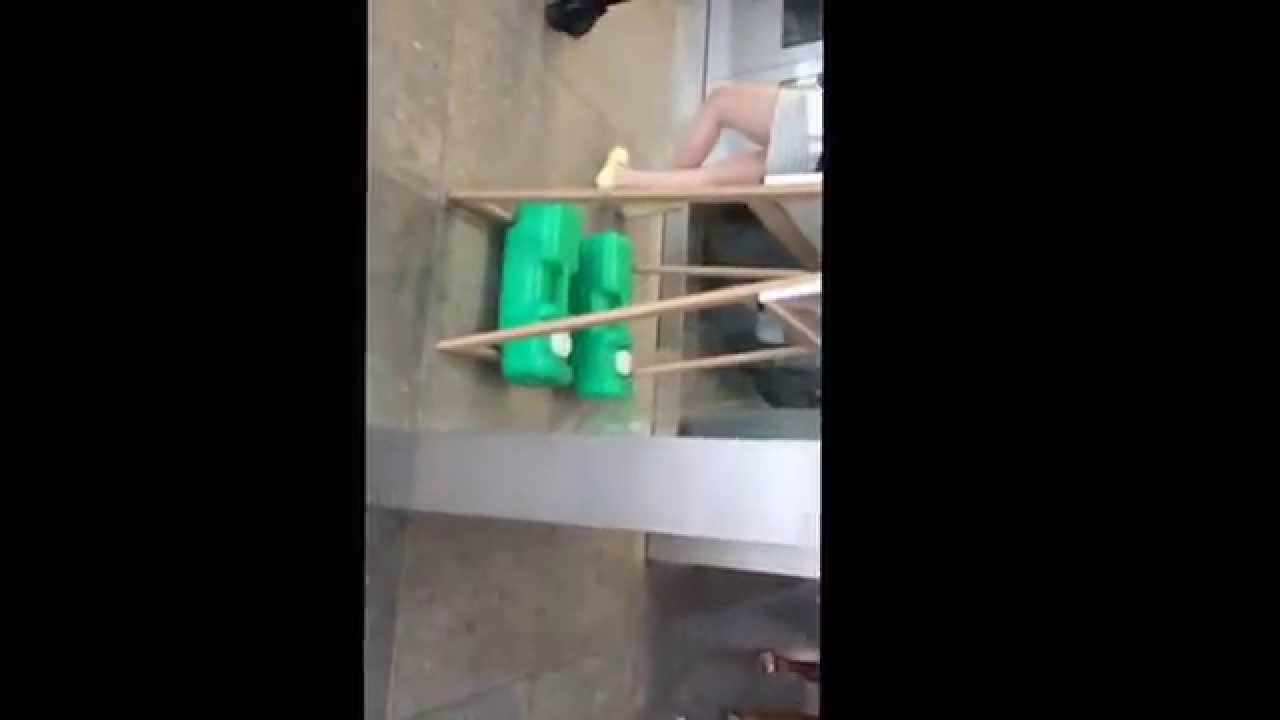 火災警報の鳴り響くJR博多シティ