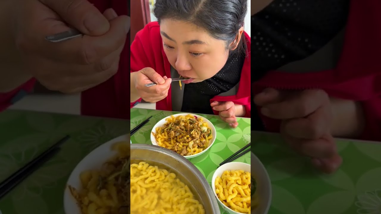 我敢打赌你肯定没吃过这个😎！苞米碴条配野菜肉酱卤！#这也太好吃了 #三农 #农村美食 #农村生活