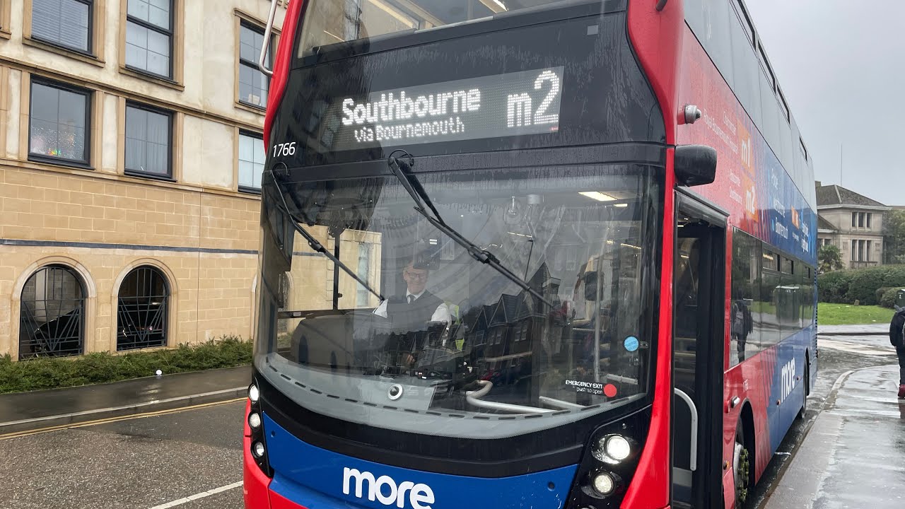 Автобус Morebus 2024 Alexander Dennis Enviro 400 MMC (HJ24 KAO) движется по трассе M2 в направлен...