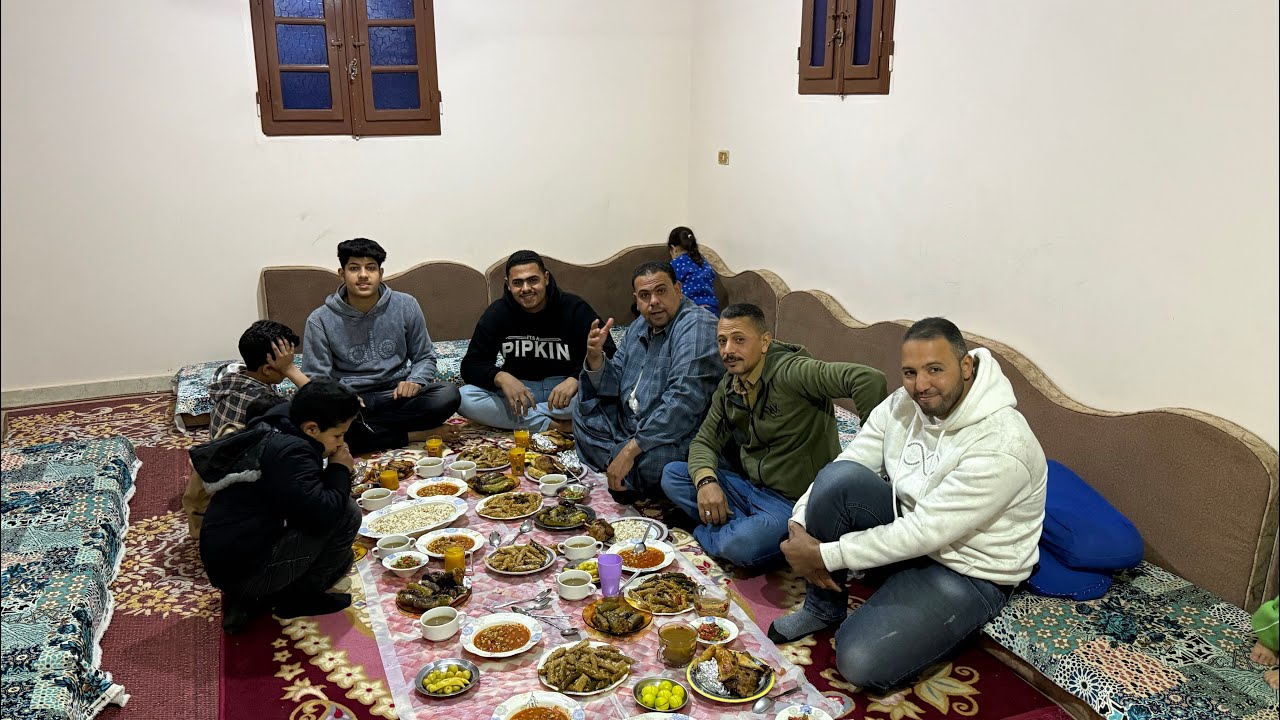 يادر  أبوي معزتك في عنيا وماشفت فيكي غير ليالي هنيه 😘مهنش عليا أدخل علي أخواتي فاضيه في عزومة أبوي😘🥹