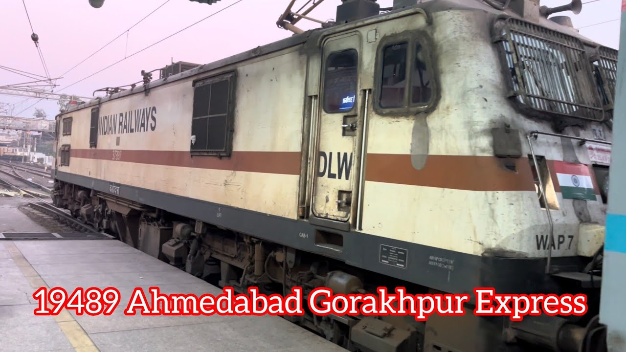 19489 Ahmedabad Gorakhpur Express Departure From Ujjain junction#train #intercity225 