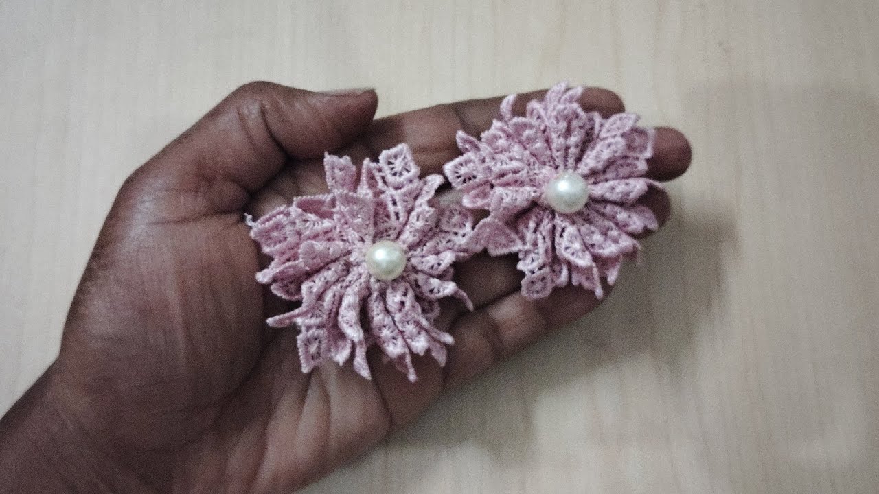Прекрасный кружевной цветок ручной работы.