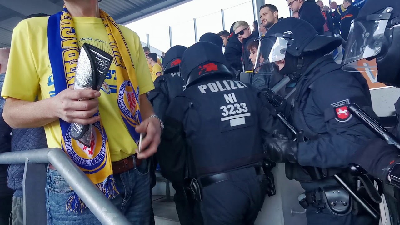 Eintracht Braunschweig gegen Cottbus - Krawalle zum Abpfiff - Cottbus steigt in die 4 Liga ab-3.