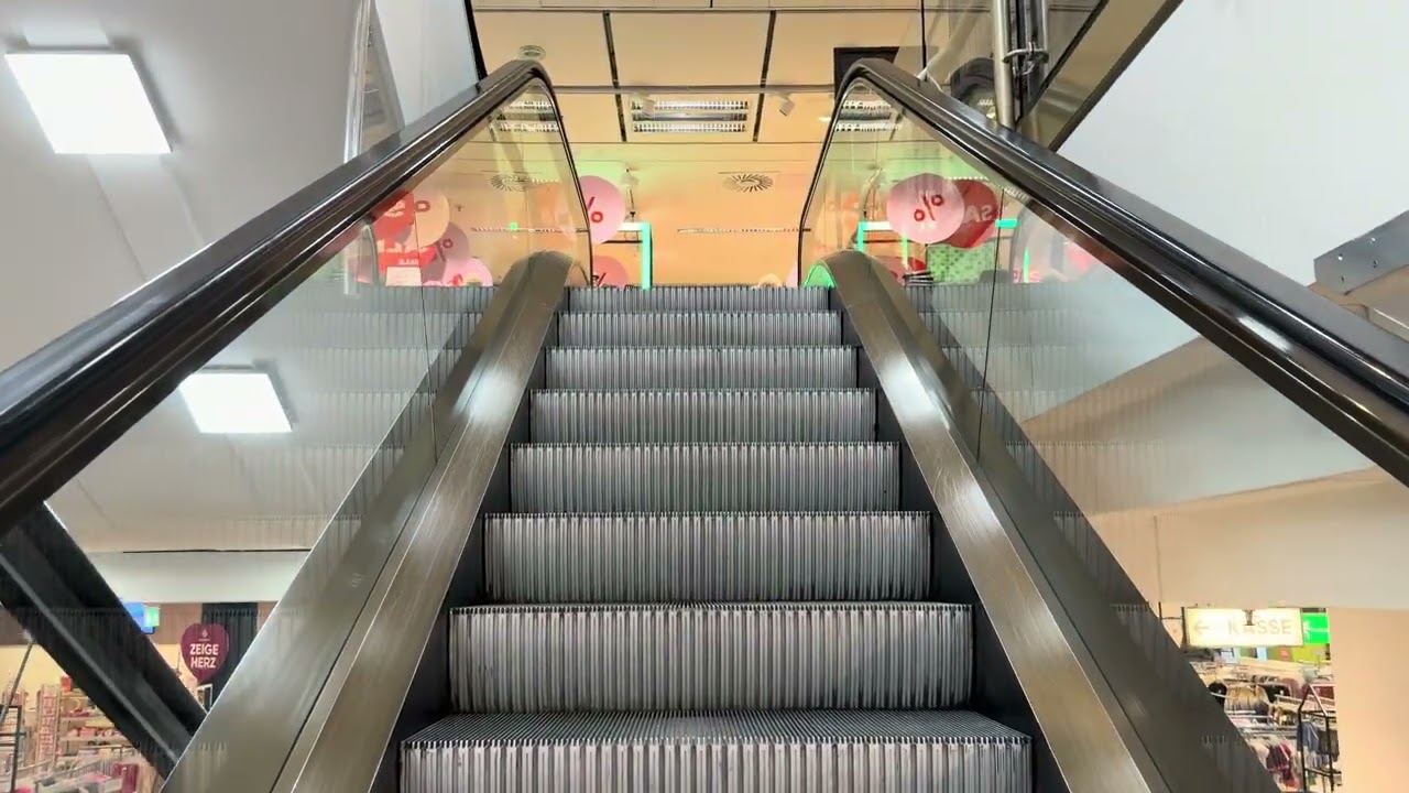 Huge Escala-Tour at Galeria department store in Munich Marienplatz (Main and S / U-Bahn access sets)