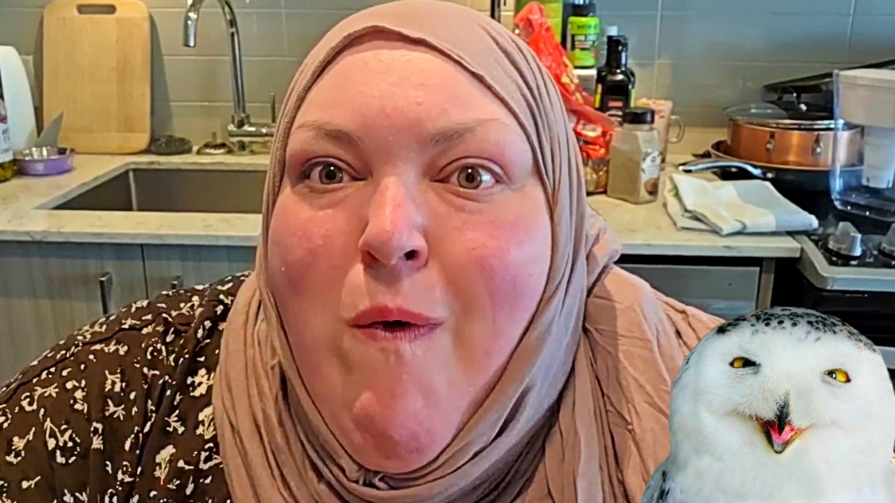 Foodie Beauty Struggles to Entertain the Beezers