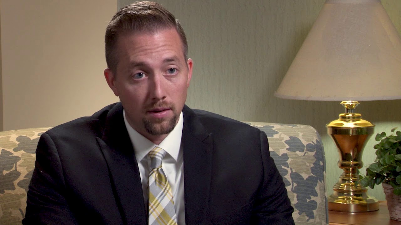 What are the risks and complications of knee revision surgery?