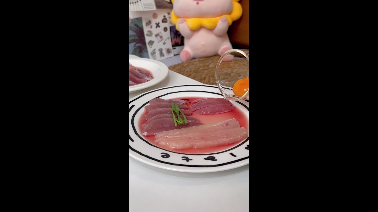The most enthusiastic cat in eating 