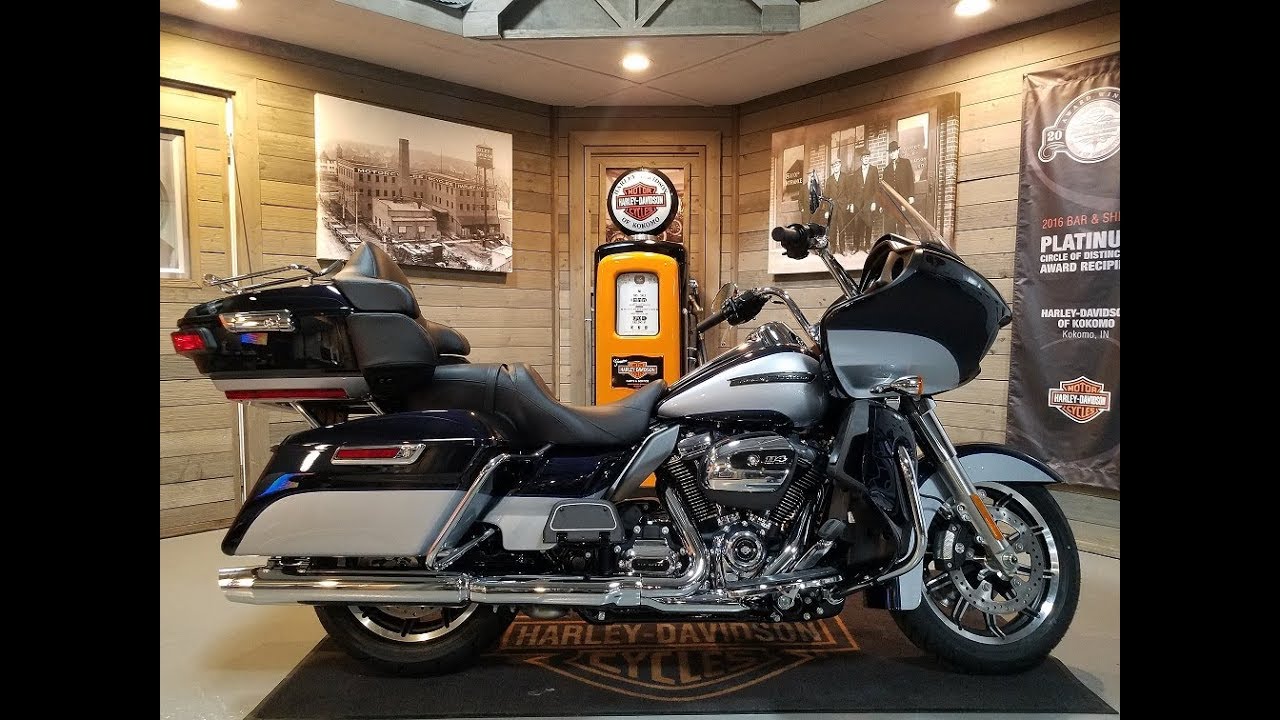 2019 Harley-Davidson Road Glide Ultra FLTRU-Midnight Blue/Barracuda Silver.