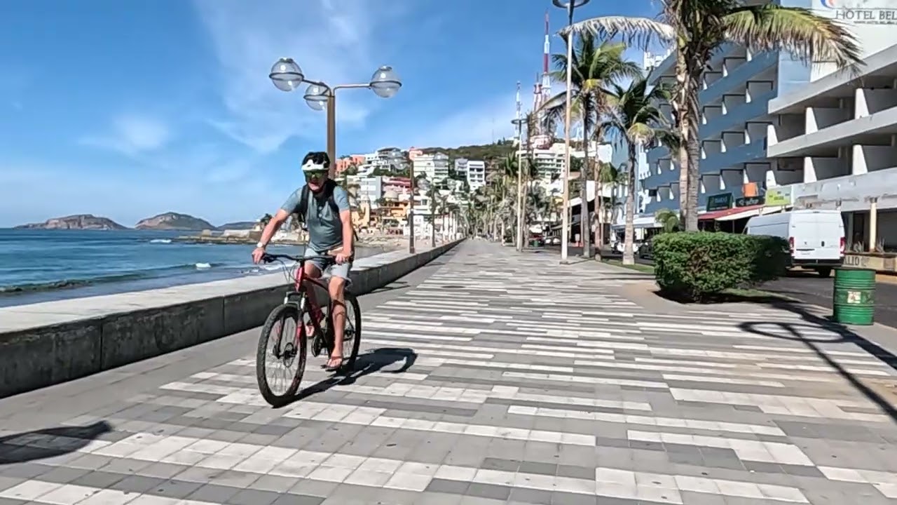 El sol ☀️ilumando hermosamente el malecón de Olas Altas