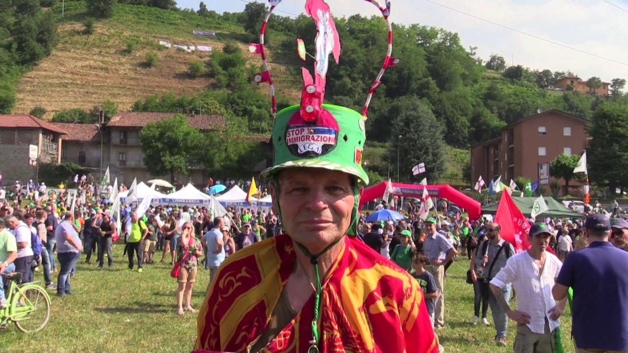 Pontida, la festa della Lega tra ritratti di Salvini, crocifissi e bandiere libiche - videoracconto