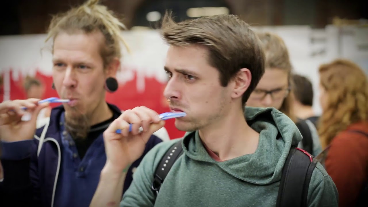 Damit kann man Z&auml;hne putzen? | Denttabs Zahnputztabletten