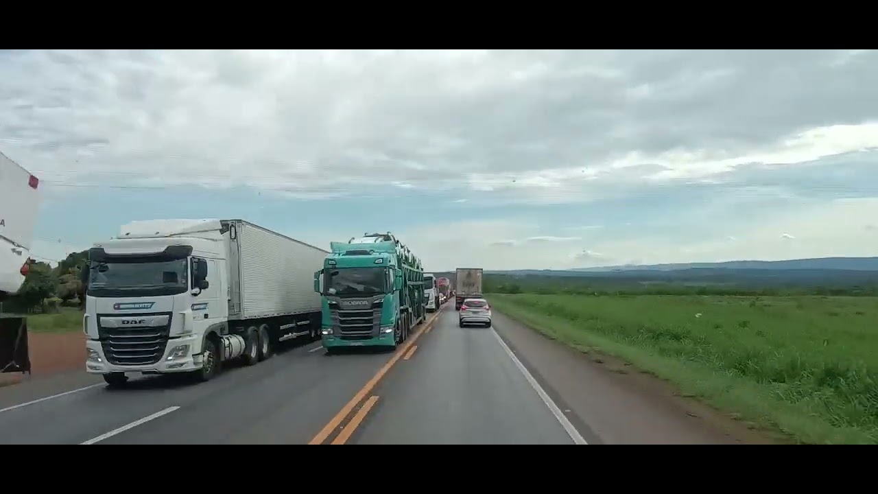 56 / BR 135,ACIDENTE CONGESTIONAMENTO FILA IMENSA FALTA FAIXA ADICIONAL TAMBÉM 