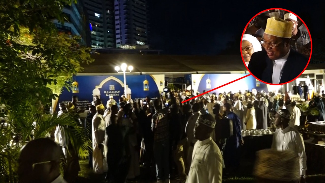 TAZAMA WAZIRI MKUU MSTAAFU ALIVYOVAMIWA NA WAUMINI BAADA YA IFTAAR.