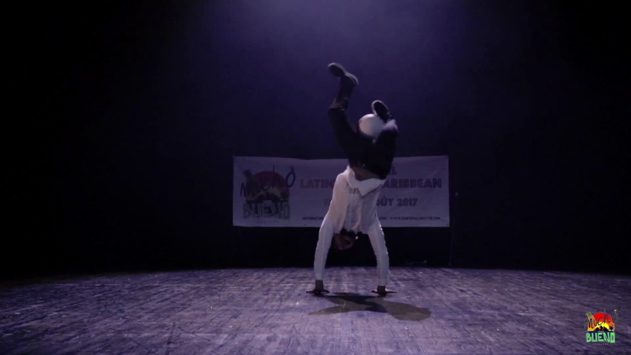 Best freestyle football by WIWI at Mucho Bueno Festival