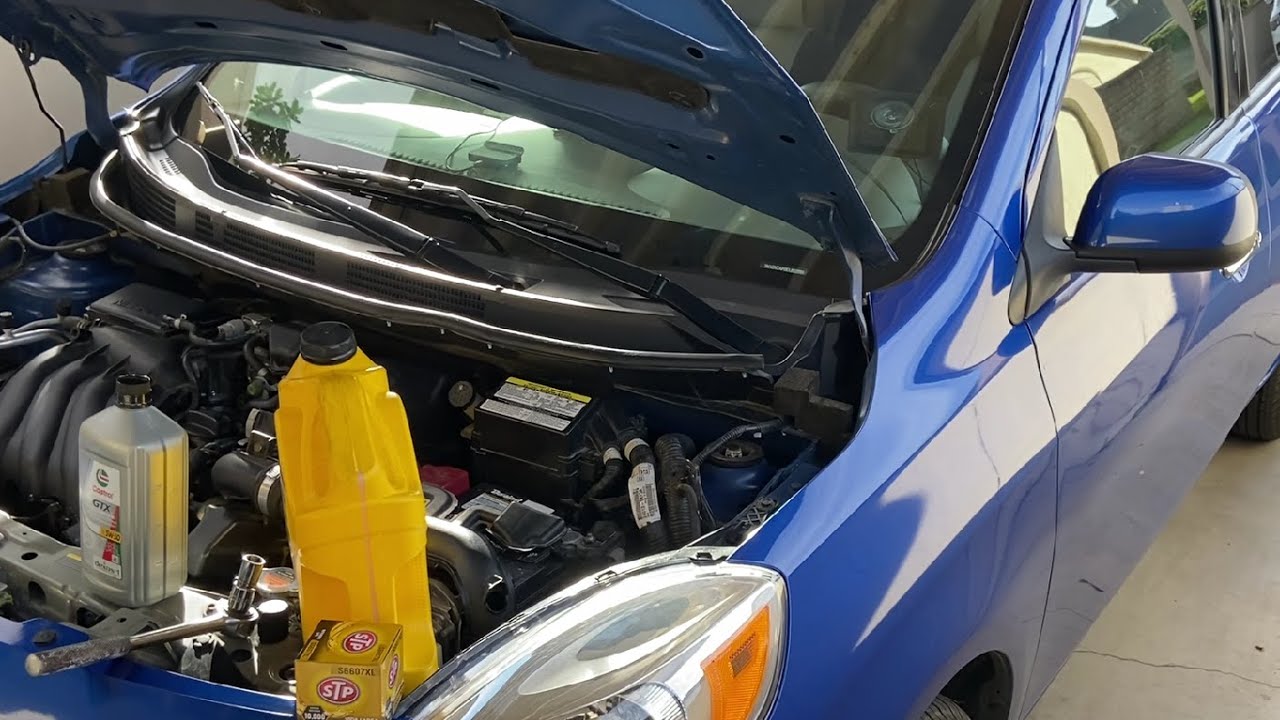 NISSAN VERSA cambio del ACEITE del MOTOR y BITACORA de MANTENIMIENTO 2012-2019 Paso a Paso