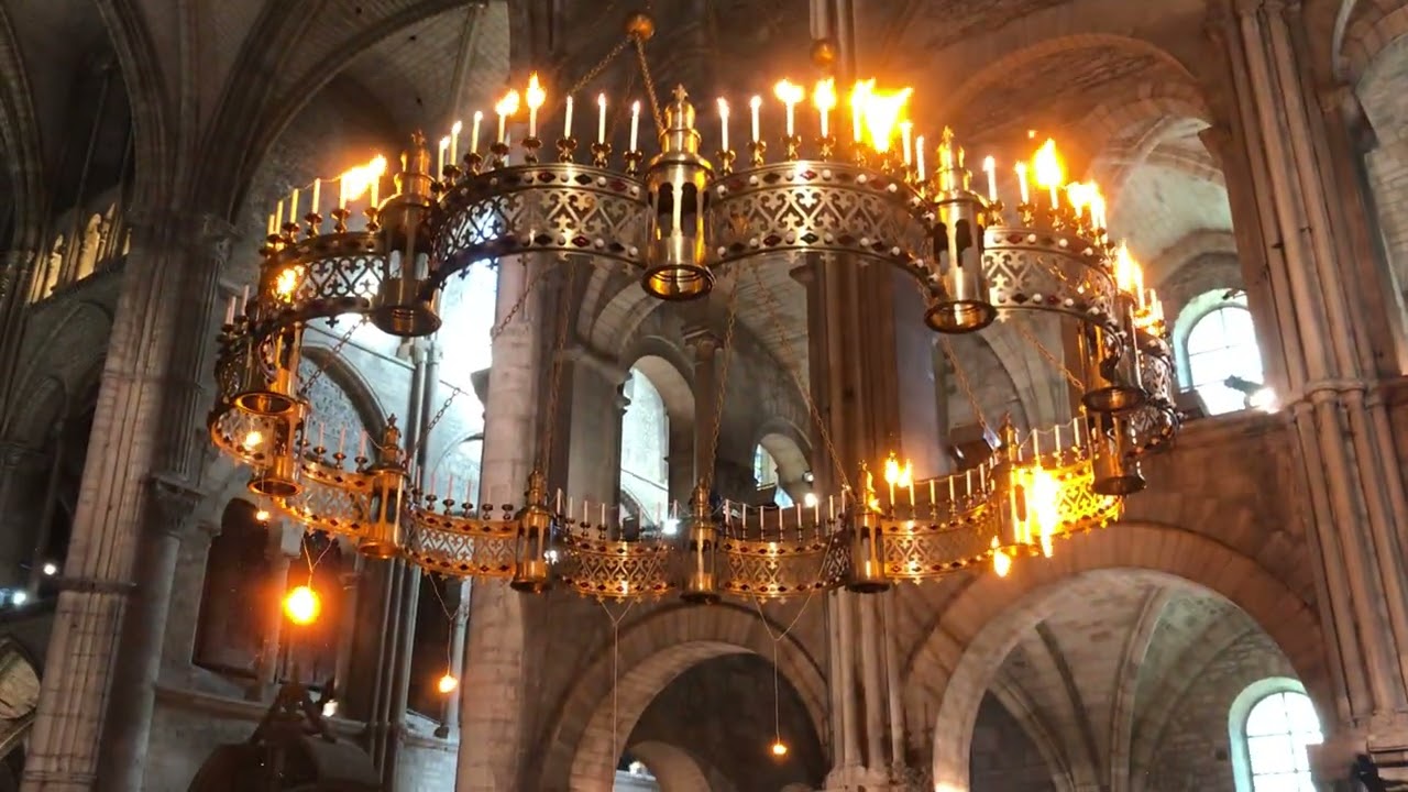 Embrasement de la couronne aux 96 bougies lors de la messe de la neuvaine Saint Remi &agrave; la basilique