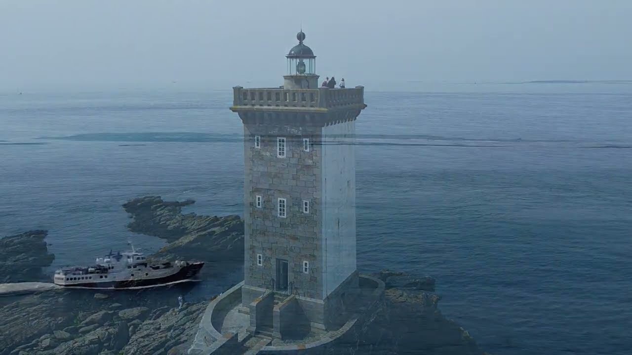 Le phare de Kermorvan, face à l'archipel de Molène