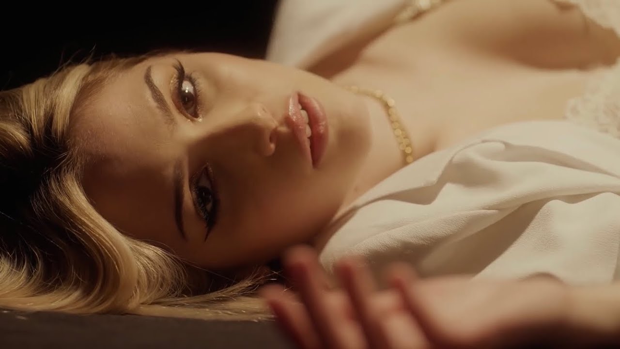 CARLA CLAVIJO - CAER (Videoclip Oficial)