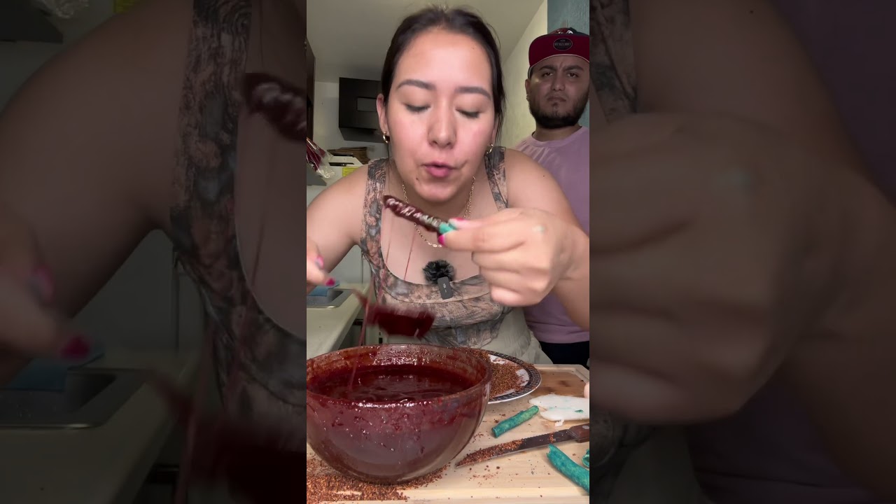 Mi novia come m&aacute;s picante que yo #algotranqui #mukbang #comida #humor #mexicansnacks