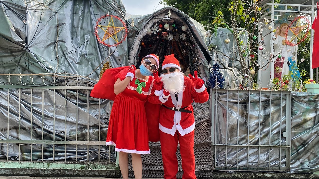 Ông già Noel phát quà cho các cháu Mầm non Tư Thục Hoa Hồng