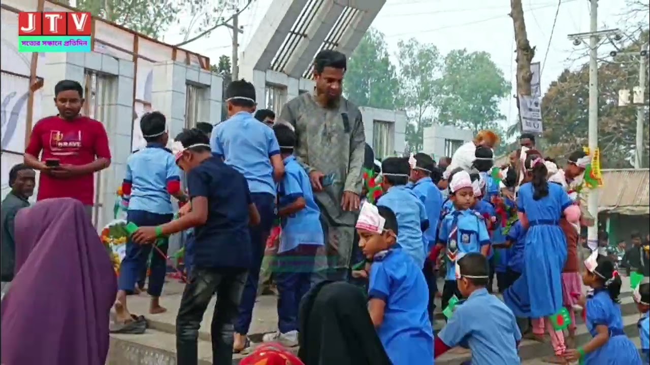 শহিদ মিনারে ফুল দিচ্ছে ভাউলাগঞ্জ স্কোলার কিন্ডার গার্ডেন